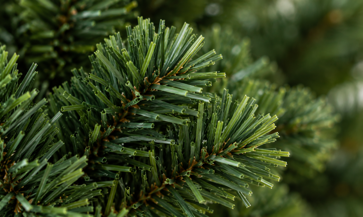 4.5' Christmas Tree, Green with Pre-Lit Warm White LED - Realism