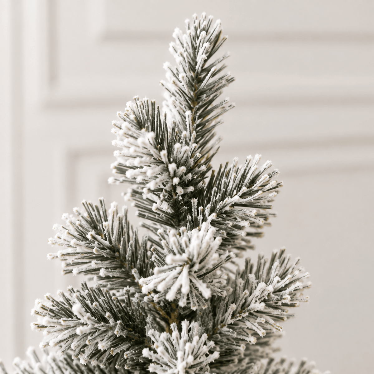 7.5' Snow Flocked Artificial Christmas Tree with 450 LED Lights, Hinge