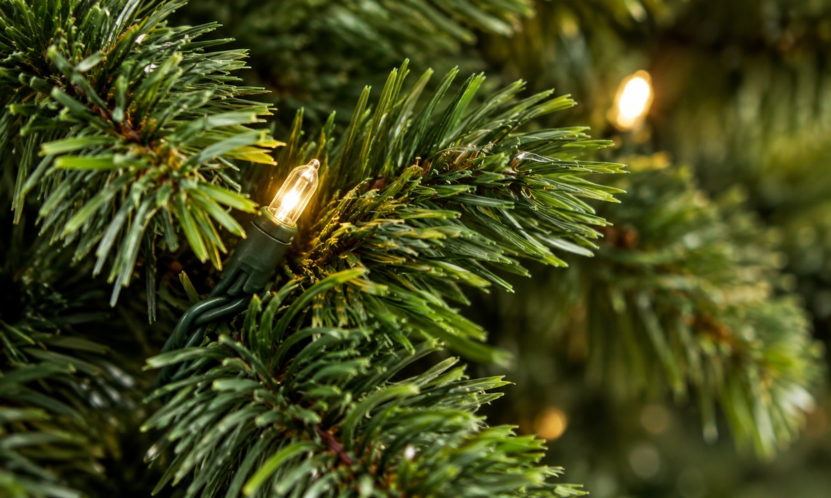 9' Pre-Lit Artificial Christmas Tree with 1,000 LED Lights - Fullness