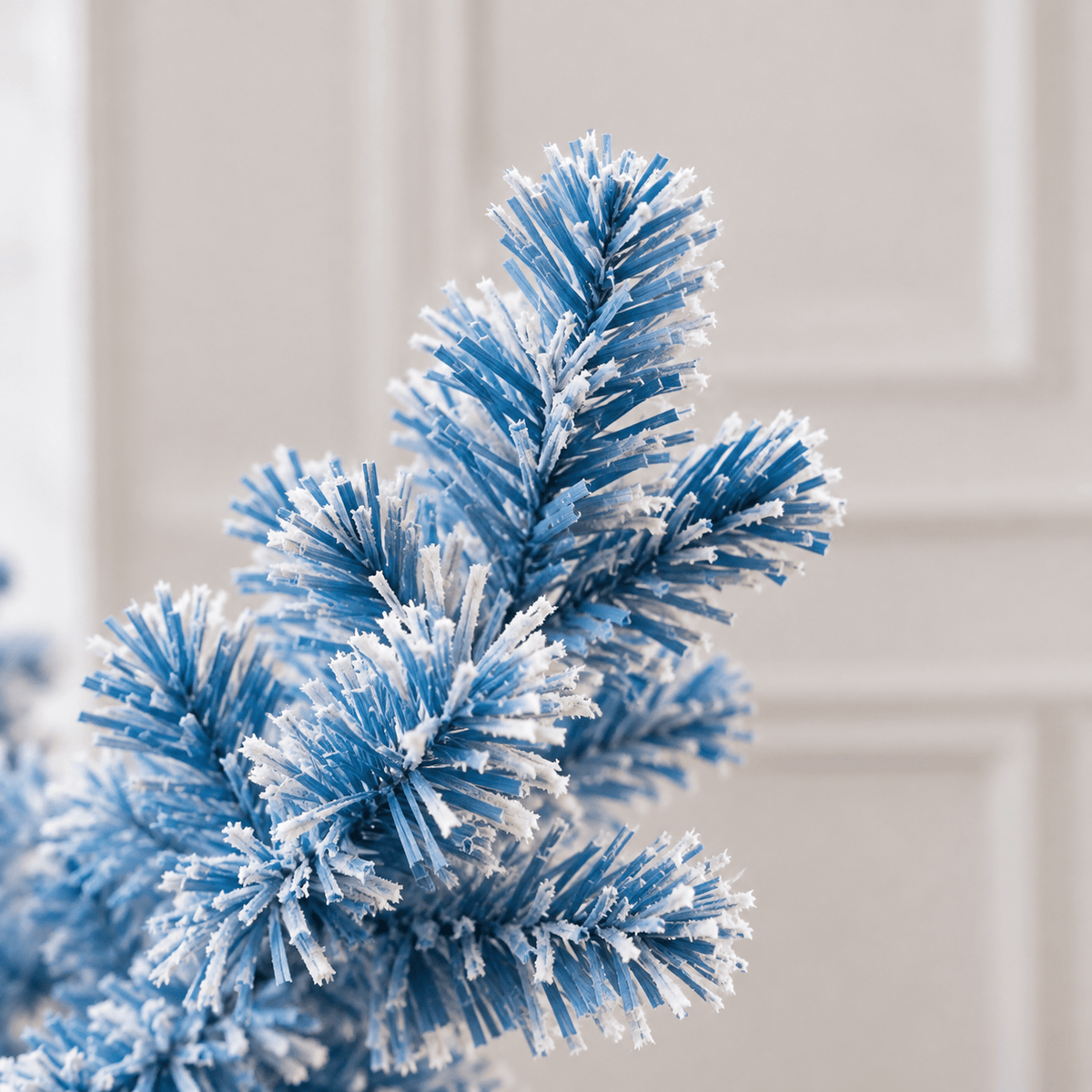 Blue Gradient Flocked Christmas Tree with 470 LED Lights, Hinged