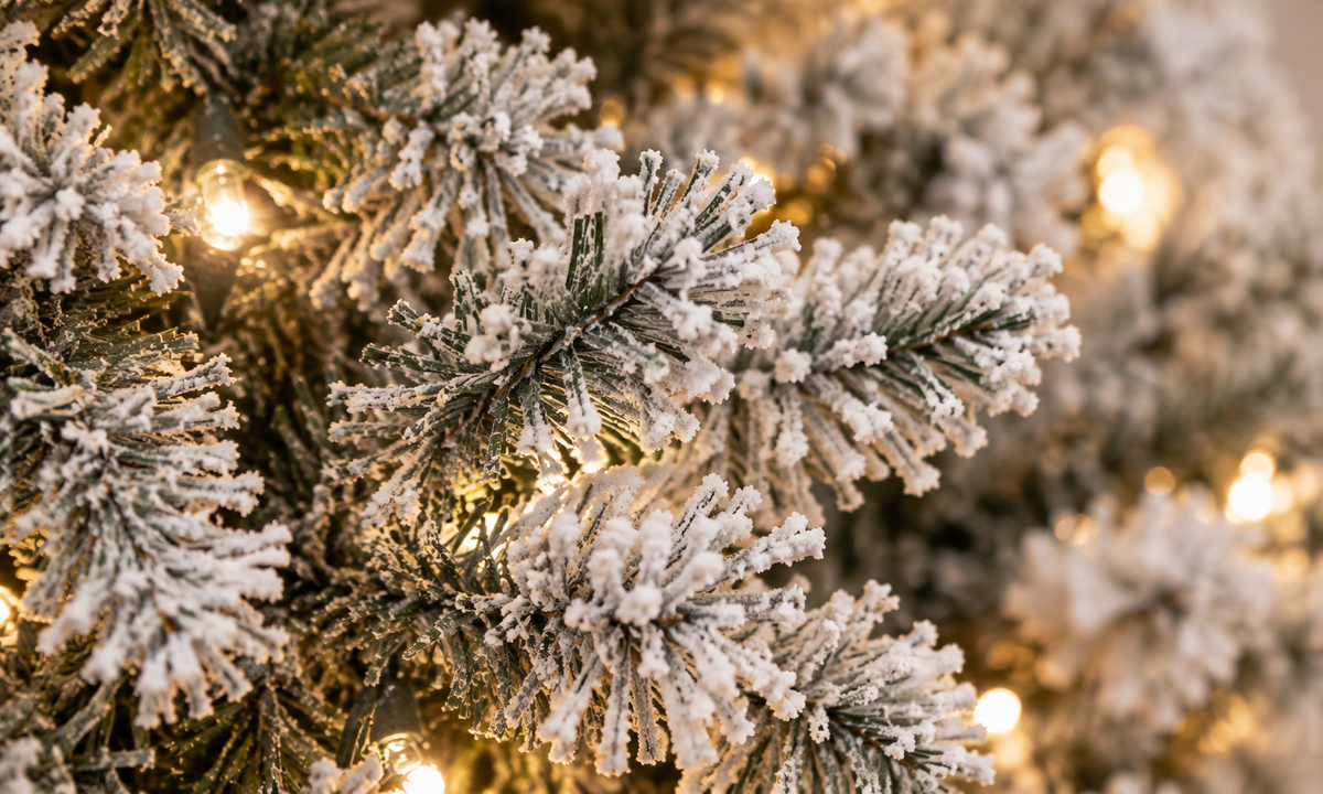 Flocked Pre-Lit Christmas Tree with 295 Branch Tips - Realism