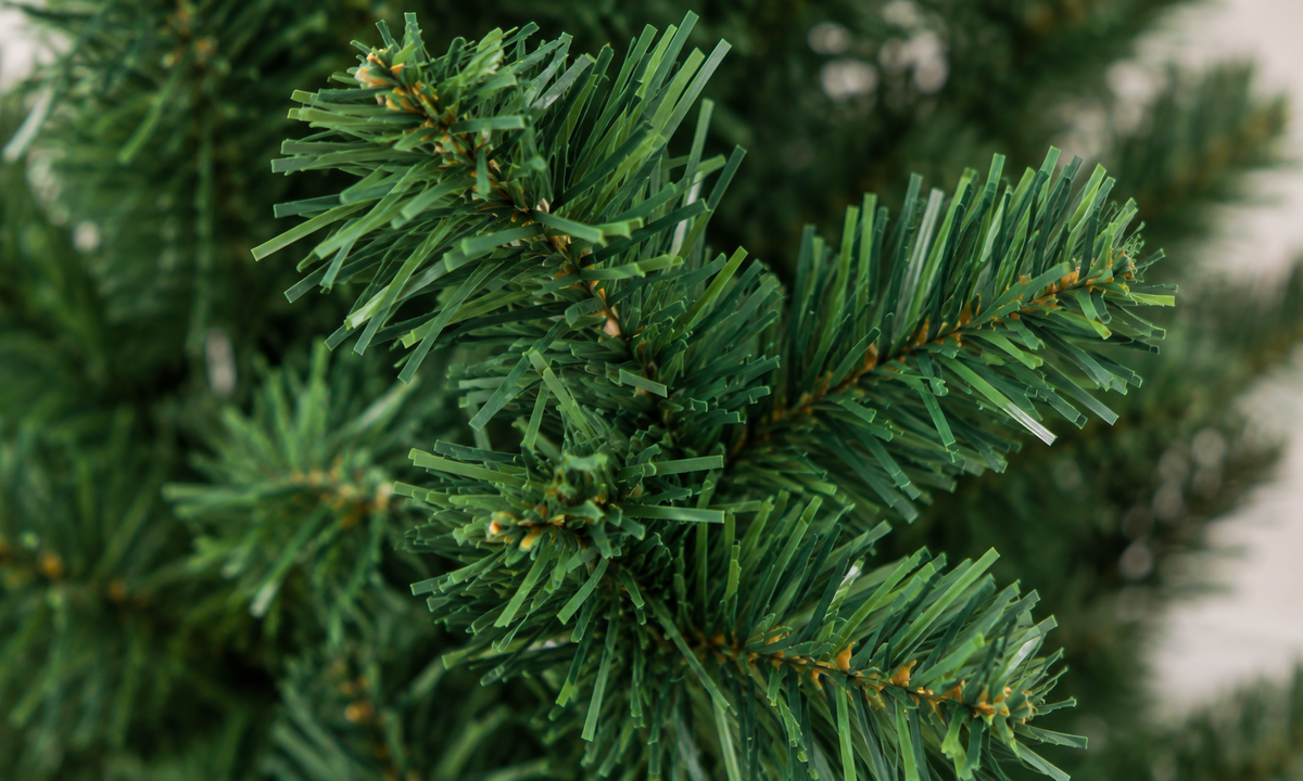 Green Half Artificial Christmas Tree with 229 Tips - Realism