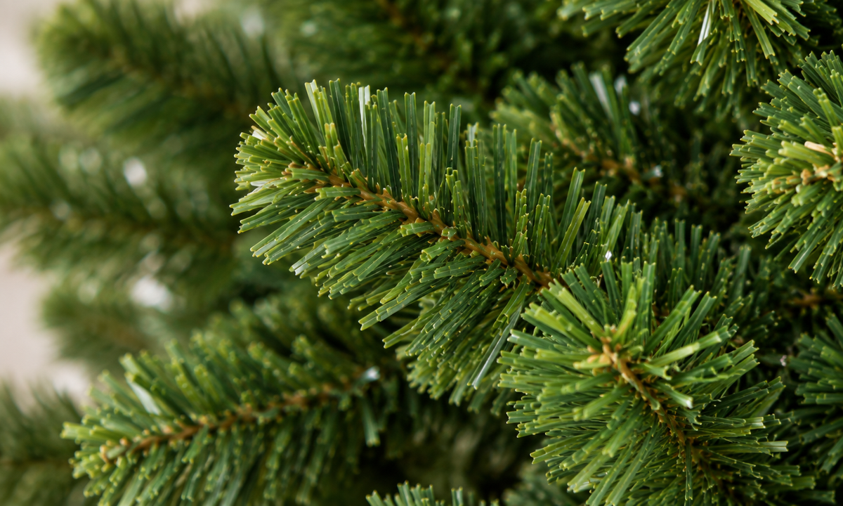 Green Pre-Lit Christmas Tree with 550 Warm White LED Lights - Realism