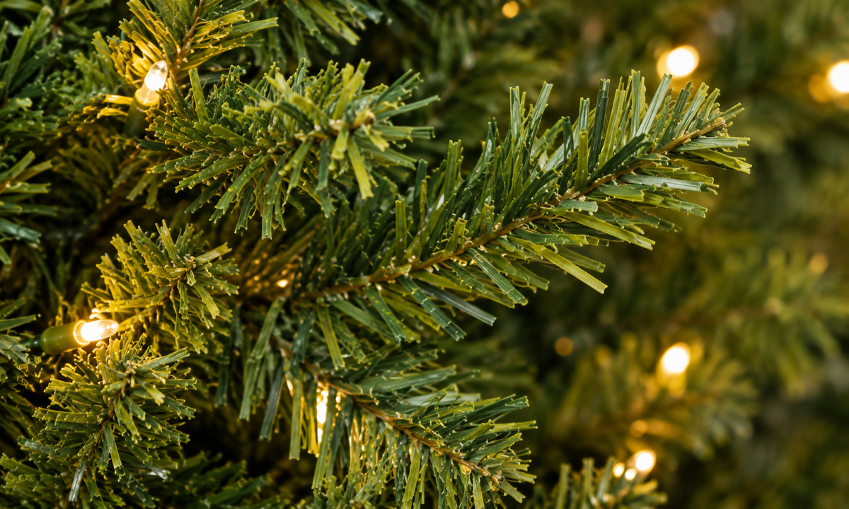 Green Pre-Lit Christmas Tree with Hinged Branches - Realism