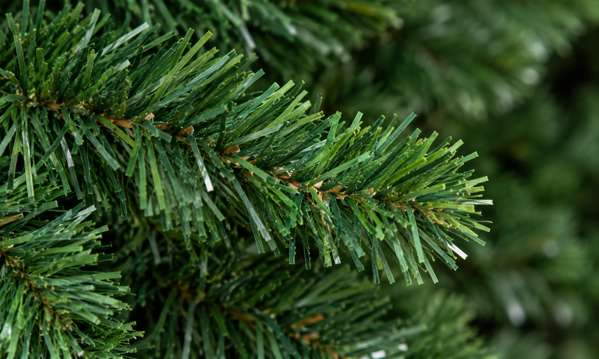Green Unlit Artificial Christmas Tree with Hinged Branches - Realism