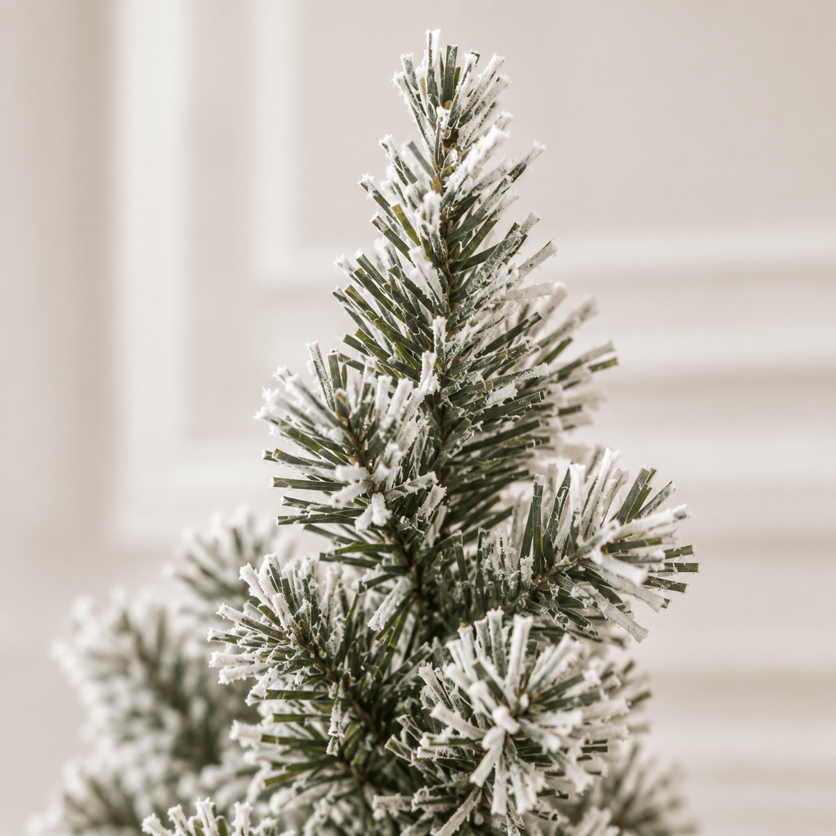 Pre-Lit Snow Flocked Artificial Christmas Tree with 250 LED Lights