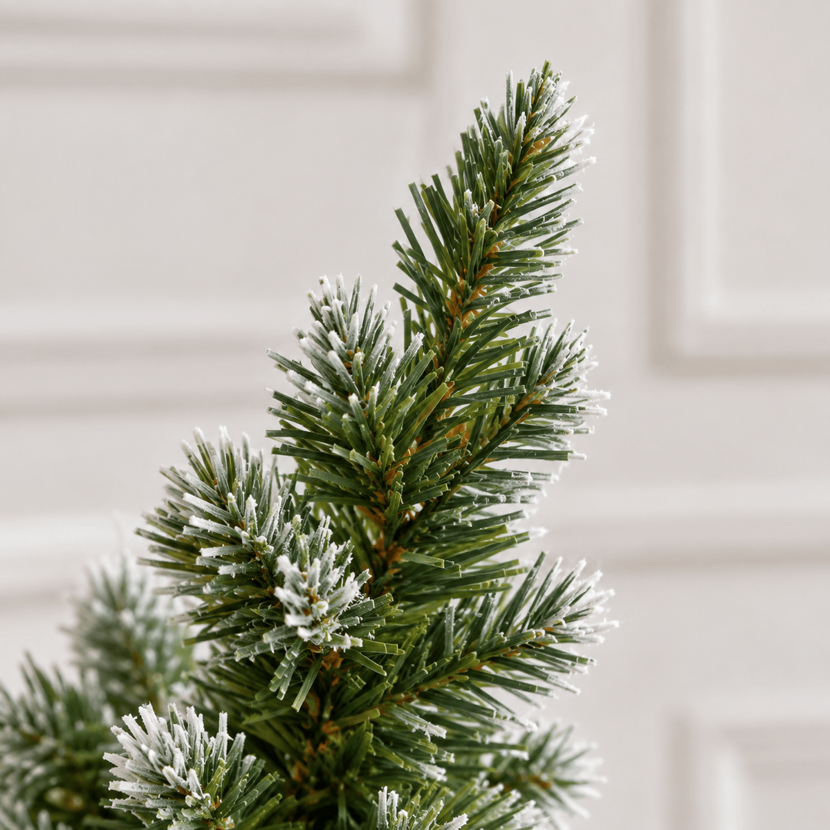 Snow Flocked Artificial Christmas Tree with Pinecones & Hinged Branche