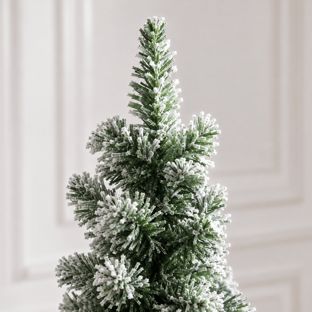 Snow Flocked Pre-Lit Christmas Tree with 550 LED Lights, 1149 Tips